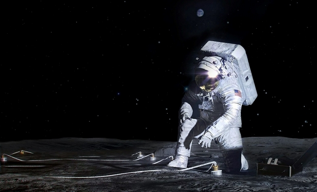  Artemis astronaut on the moon